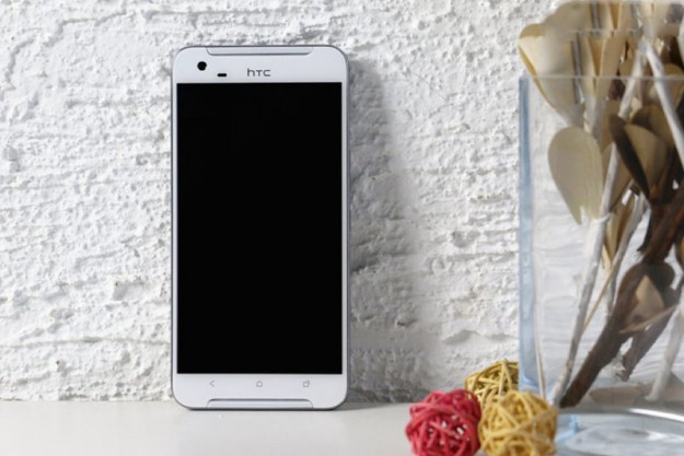 В сети появились новые фотографии смартфона HTC One X9