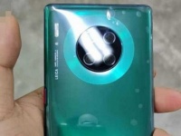 Фото дня: новенький Huawei Mate 30 Pro в заводской пленке