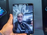 Samsung представила в Украине смартфон с гибким экраном - Galaxy Fold. Цена, дата старта продаж, первое впечатление!