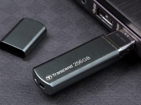 Transcend представила высокопроизводительный твердотельный USB-накопитель повышенной надежности JetFlash 910